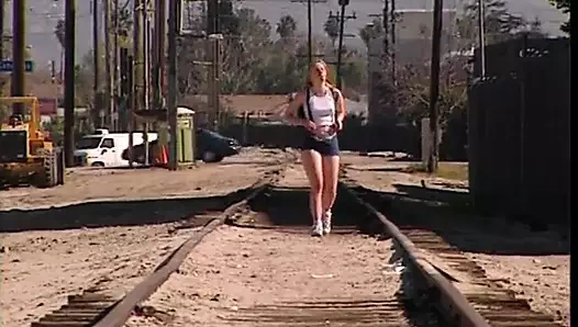 Amcığı pirsingli muhteşem genç kız düzgün bir şekilde sikiliyor