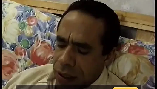 Adam kanepede ateşli siyah amcığı yalıyor ve sonra domalarak sikişiyor