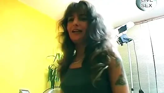 Esmer kadın büyük mavi dildosunu derinden kaydırıyor
