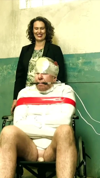 Сногсшибательный момент из "Домина госпожа Апрель - Черная вдова"