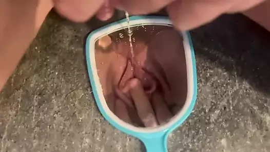 Genç kız Lilly'nin amının sularıyla oynamasının ve aynanın önünde işemesinin yakın çekim