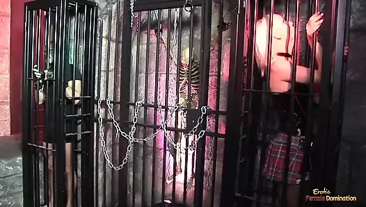 Üç kız deliklerini sertçe siktirirken yüksek sesle inliyor