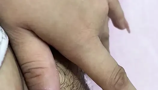 Büyük, tüylü ve büyük vajinamı mastürbasyon yapıyorum