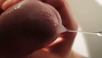 Sağım halatlar arasında precum ve boşalmak ve yutma