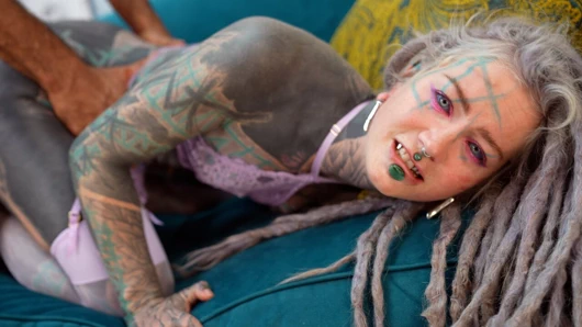 Alt pornstar röportaj yapıyor ve tutkuyla sikiliyor