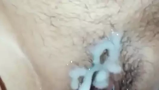 Kedi fışkırtma ve sonra boşalmak üzerinde ona yarık