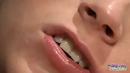 Genç öğrenci onu teşvik etmek için eski öğretmeni sikikleri