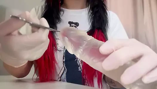 Dar, beyaz tıbbi eldivenlerle dildoyla oynuyorum