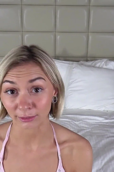 Öğrenci Chloe mezun olmak için amını kullanıyor