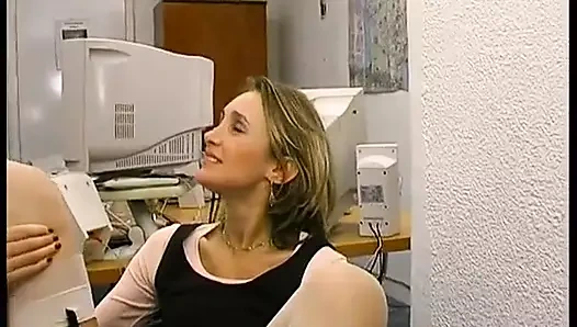 Çok popüler bir öğrenci üniversite müdürüyle sikişiyor.