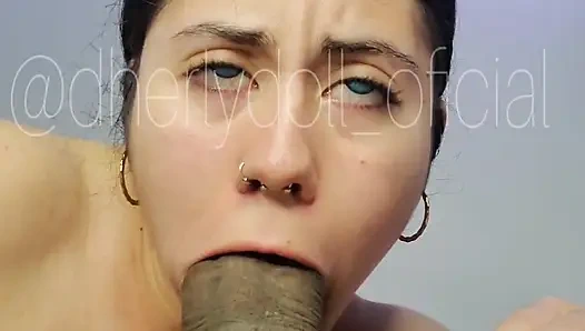 Sürtük komşum yarağıma öğürmeyi seviyor.