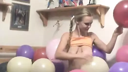 Hatun soyunuyor ve göğüslerine balon okşuyor