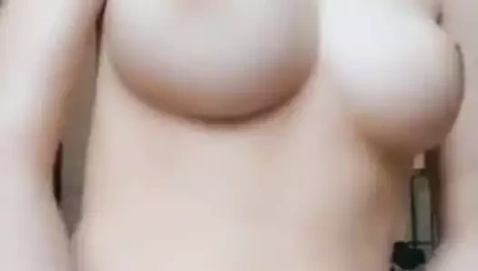 Belden bağlamalı genç kız