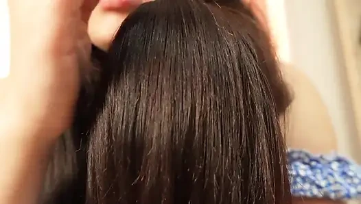 Saçlarımla dildoyla oynuyorum ve karnımla dildoyu gıdıklıyor ve onunla oynuyorum sonra saçımı şekillendiriyorum ve asmr yapıyorum
