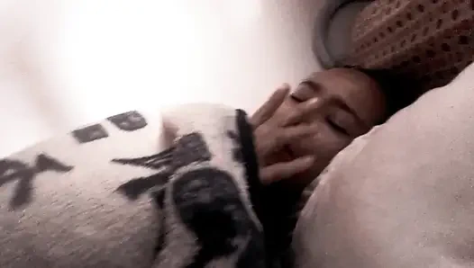 Islak rüyalar görüyorum ve azgın uyanıyorum