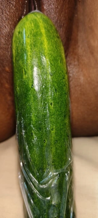 Bugün bir salatalık tarafından sikilmeyi hissettim