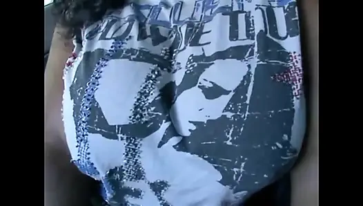 Büyük memeli büyük götlü zenci kız arabada sikişiyor