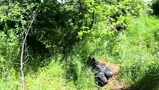 Açık havada gırtlağına kadar alıyor, sert yüz sikişi ve deli gömleğimin her yerine boşalıyor