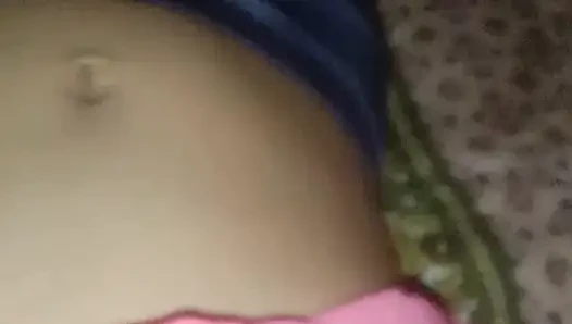 İlk günün sabahı, üvey kız kardeşimin odasına gittim ve onun gelip benimle ilgilenmesini istedim.