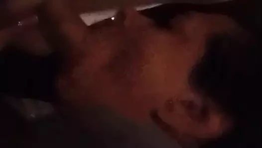 Ateşli evli kadın yarak emme becerilerini gösteriyor