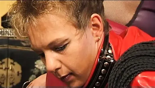 Sarışın olgun Alman bdsm ffm'de oyuncaklarla paylaşılıyor