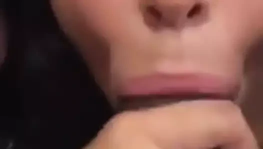 Onun oda arkadaşı her zaman istekli tu emmek