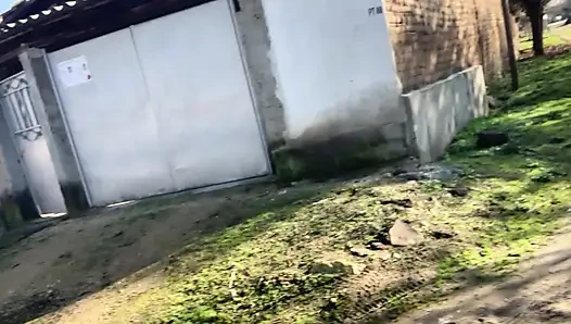 Güneşli günde çıplak yürüyor