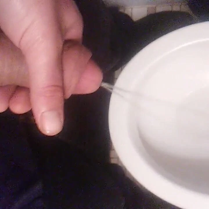 Üvey kız bir saat önce boşaldıktan sonra işiyor