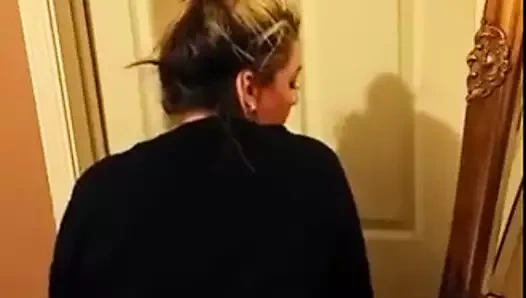 Kapının yanında twerk yapmak