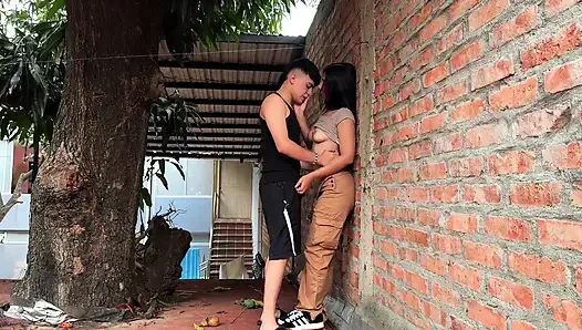 Kolombiyalı komşumu ağacımdan mango çalarken yakaladım ve sonunda bahçede seviştik! - Uzay Yapımları