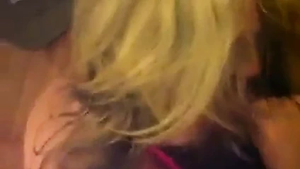 Slutty milf emme iki musluklar