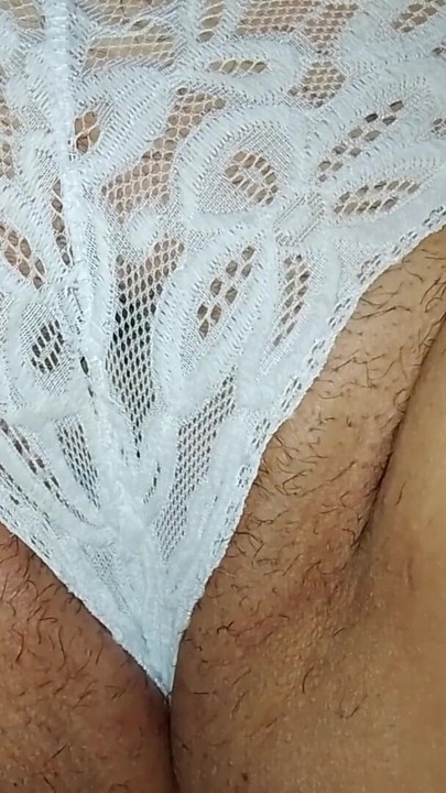 Seksi iri güzel kadın amına mastürbasyon yapıyor, beyaz tanga içinde Macaristanlı gipsycica | Klip 1