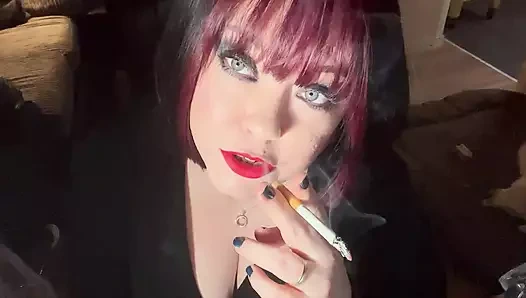 İngiliz tart tina snua şımarık meme uçlarını çekiştiriyor ve zinciri 2 sigara içiyor - büyük memeler bbw sigara içme fetişini her yıl karşılıyor