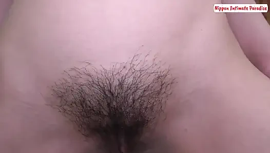 Zarif belli ve özgüvenli düzgün vücutlu güzellik tutku mutluluk bonus sahnesine doğru esnedikçe cazibesini gösteriyor