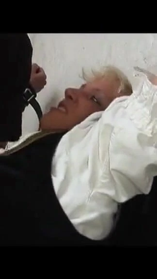 Эпический момент из "Немецкую крошку-блондинку жестко трахнули и забрызгали кончой"