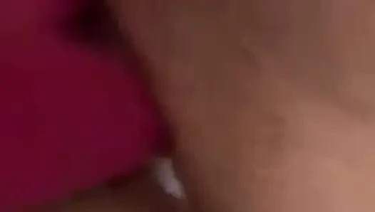 Islak, kremsi amcık dildoyla oynuyor