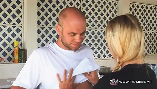 Sarışın orta yaşlı seksi kadın açık havada kel kaslı adamla yakınlaşıyor