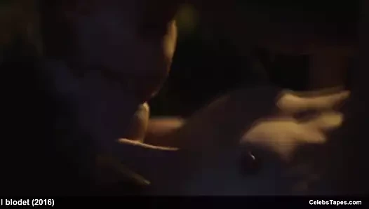 Victoria carmen sonne gösterileri ona şımarık memeler sırasında sıcak seks