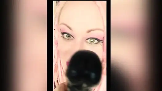 Kız arkadaşına bir grup zengin adamın porno fahişesi olduğun için 5 milyon teklif edildi