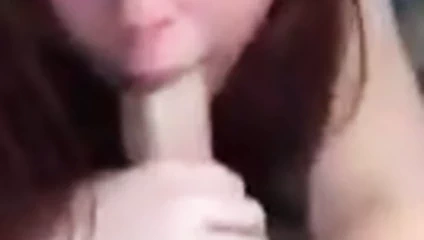 Sıcak kız arkadaş oral seks derin boğaz altında çarşaf