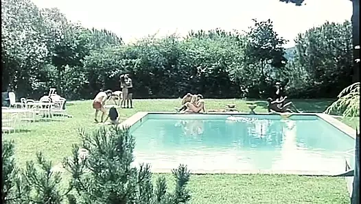 Havuz başında harika bir grup seks ile bir arkadaşının doğum gününü kutluyorlar