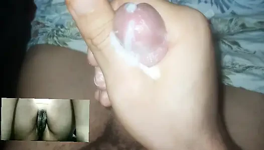 Üvey erkek kardeş görüntülü görüşmede mastürbasyon yapıyor ve üvey kız kardeş