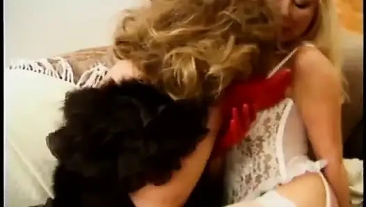Sarışın orta yaşlı seksi kadın ts bebeğin yarağını seviyor