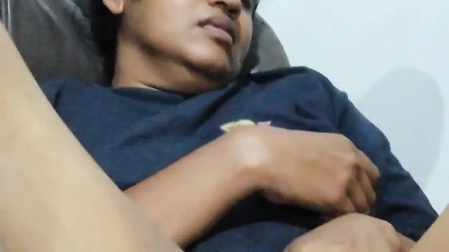 Üvey kız kardeşimin kanepede evde yalnız olduğunu düşündüğü sırada amına dokunduğu gizli video