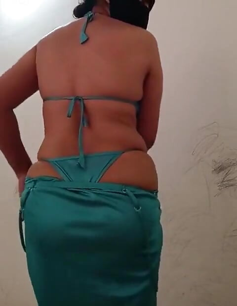 Bhabhi Pussy ile Oynuyor
