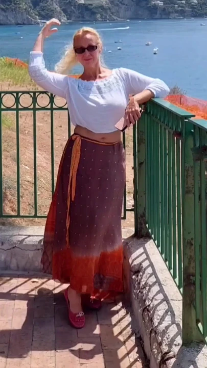 Sarışın Olgun Eş Yüz Bakımı Seviyor