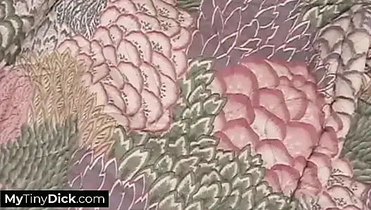 Brittany ve Melissia aynı anda küçük yarağını emmeye hevesli