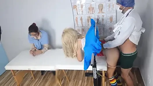 Üvey anne, üvey kızını ilk kez jinekoloğa götürüyor!