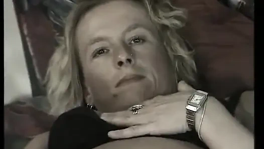 Yaramaz orta yaşlı seksi kadın kendi amcığını sikiyor