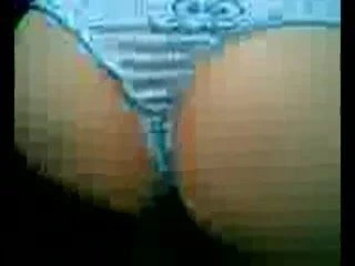 Arap kız erkek arkadaşına kıçını gösteriyor